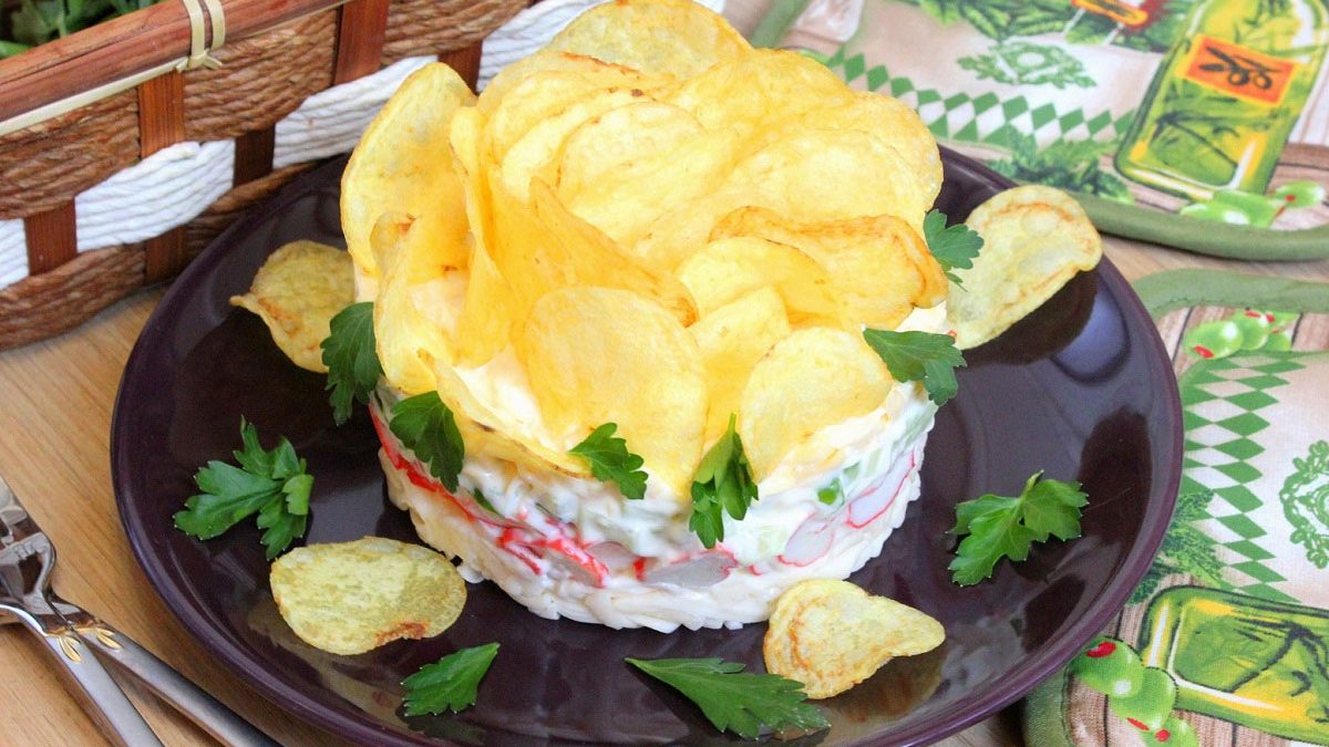 Salad “Snack” with chips – original and festive