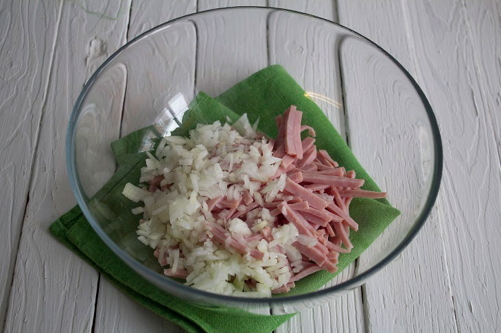 Salad "Carousel" with ham - a simple and festive recipe