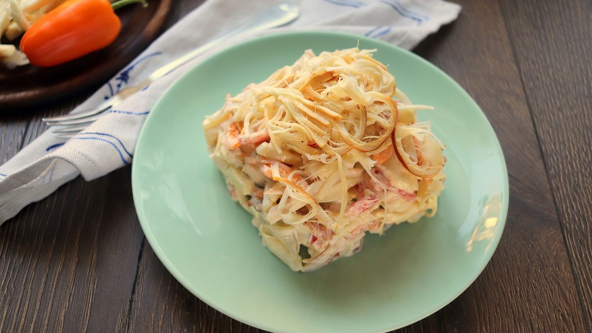 Salad “Pigtail” with smoked cheese – tasty, satisfying and original