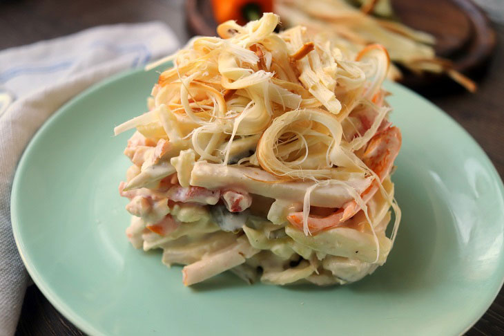 Salad "Pigtail" with smoked cheese - tasty, satisfying and original