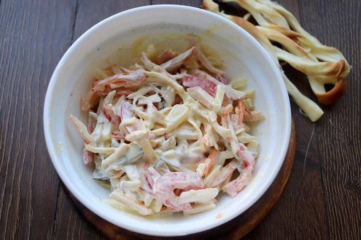 Salad "Pigtail" with smoked cheese - tasty, satisfying and original