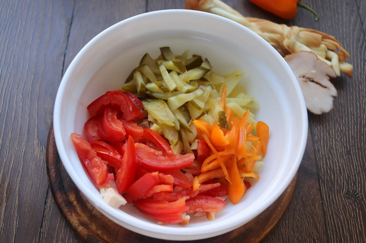 Salad "Pigtail" with smoked cheese - tasty, satisfying and original