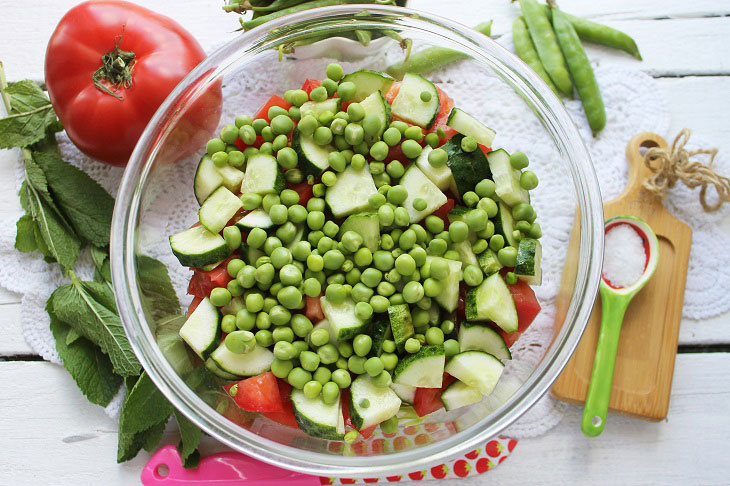 Salad "Motley garden" - vitamin, tasty and bright