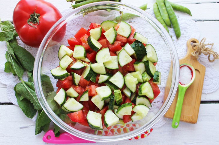 Salad "Motley garden" - vitamin, tasty and bright