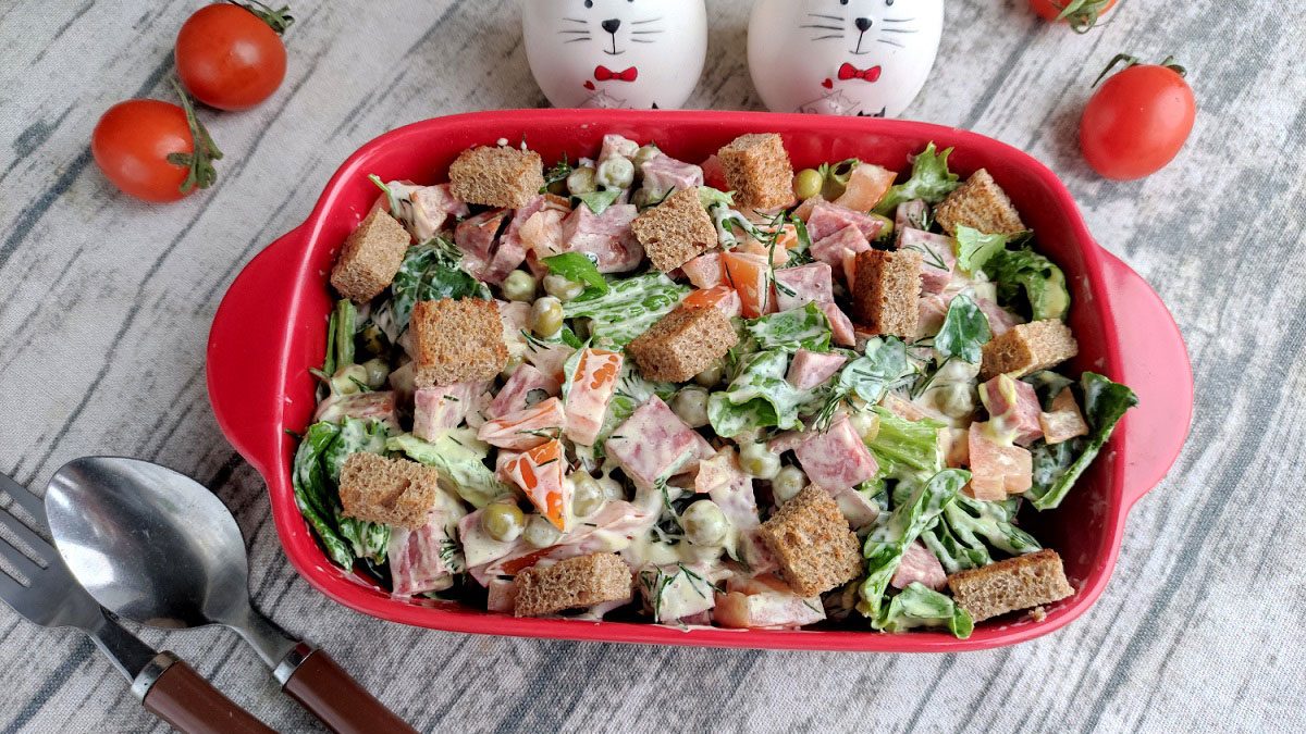 Student salad with sausage – a quick and budget recipe