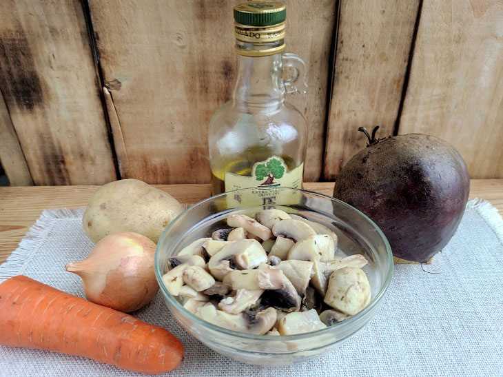 Vinaigrette with mushrooms - a bright and appetizing salad