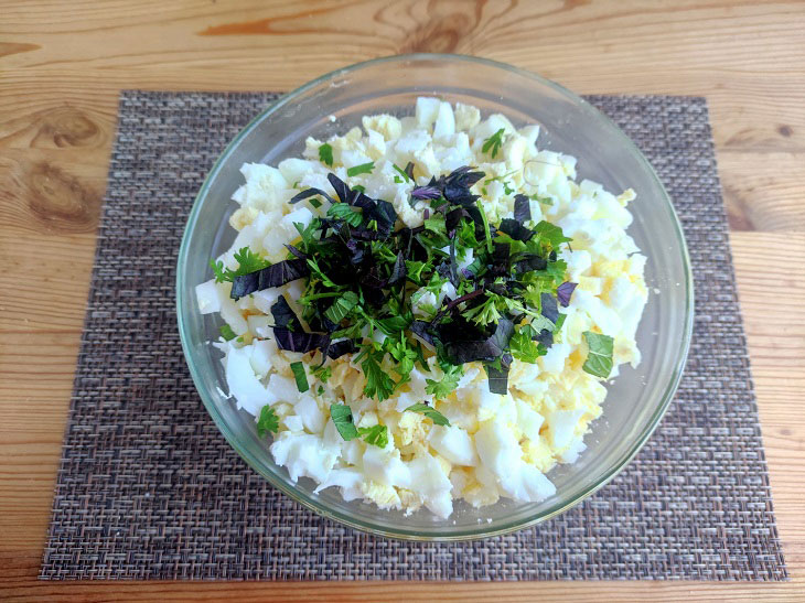 Salad "Yellow dandelion" - spectacular and unusual