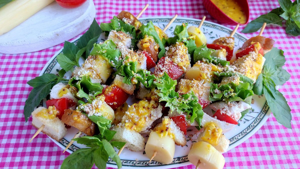 Caesar salad on skewers – a popular dish with an unusual serving