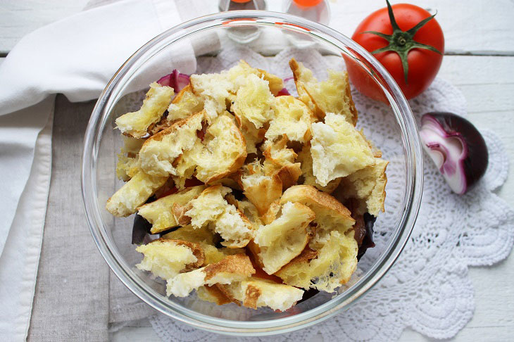Panzanella salad - a refreshing summer recipe