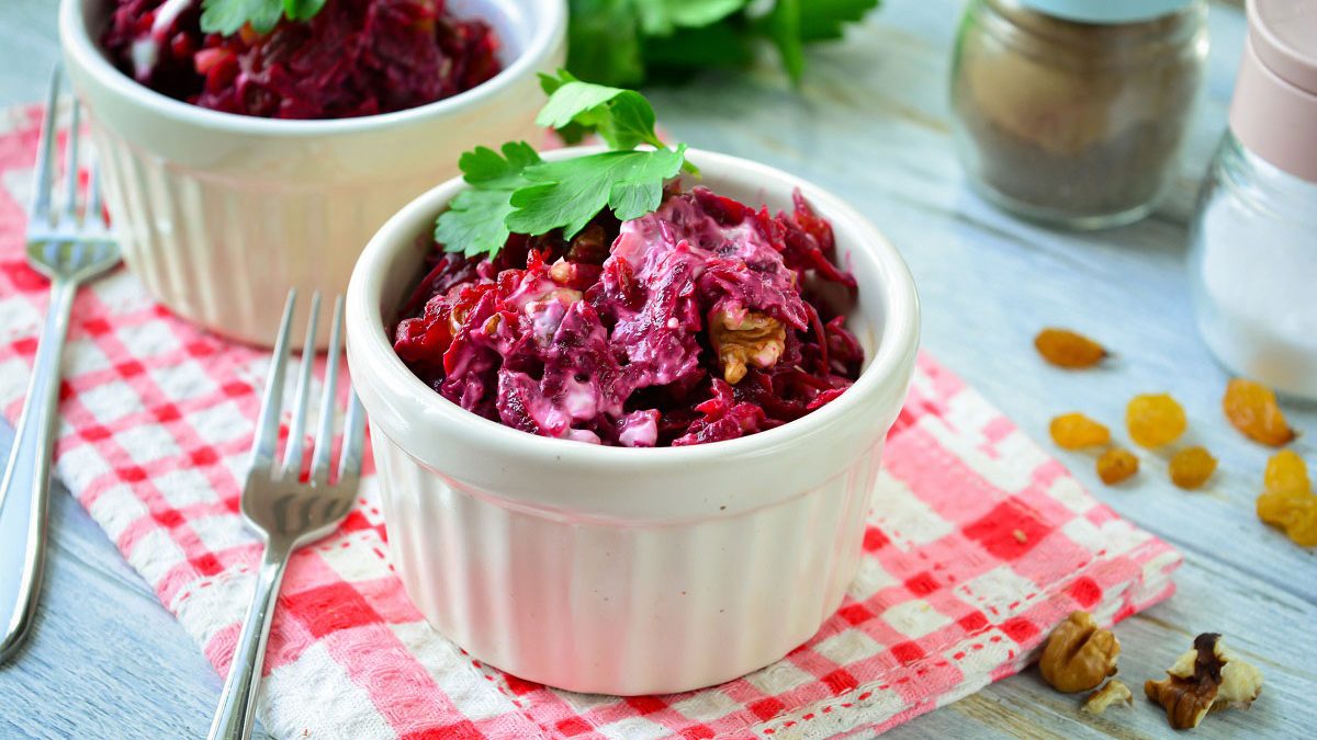 Salad “Royal” with beets – bright and tasty