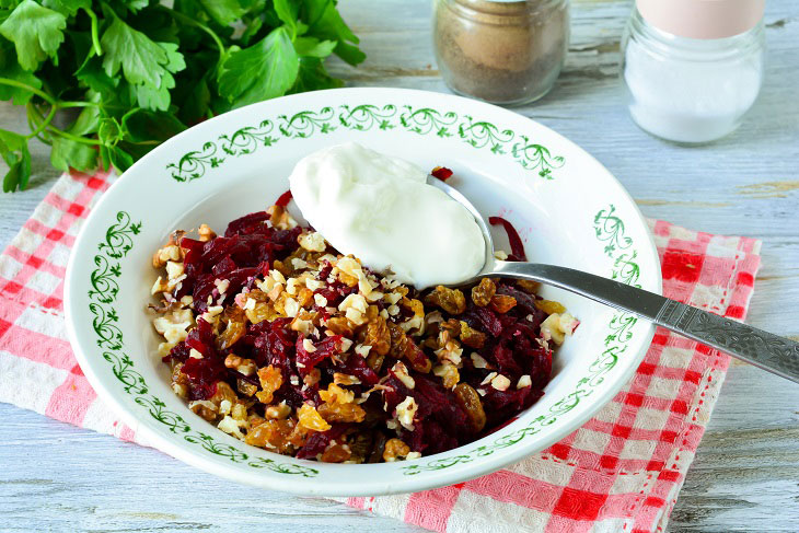 Salad "Royal" with beets - bright and tasty