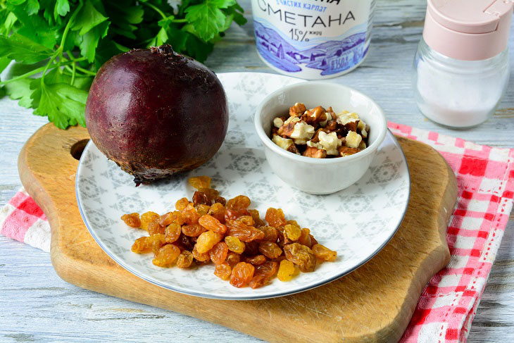 Salad "Royal" with beets - bright and tasty