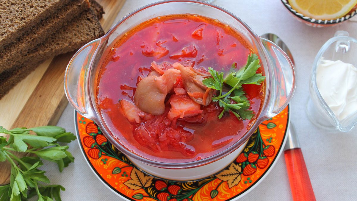 Lenten borscht with mushrooms – a special aroma and delicious taste