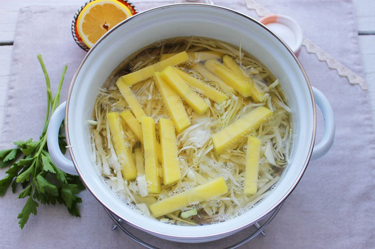 Lenten borscht with mushrooms - a special aroma and delicious taste