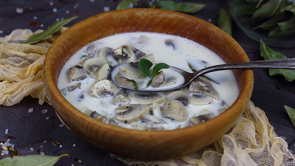 Creamy champignon mushroom soup – incredibly tender, tasty and light