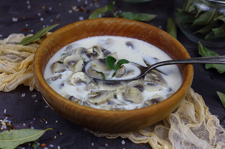 Creamy champignon mushroom soup - incredibly tender, tasty and light