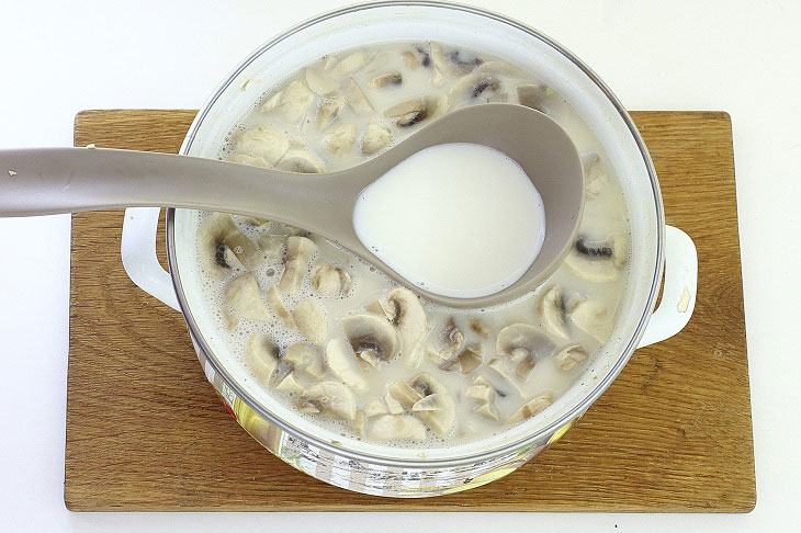 Creamy champignon mushroom soup - incredibly tender, tasty and light