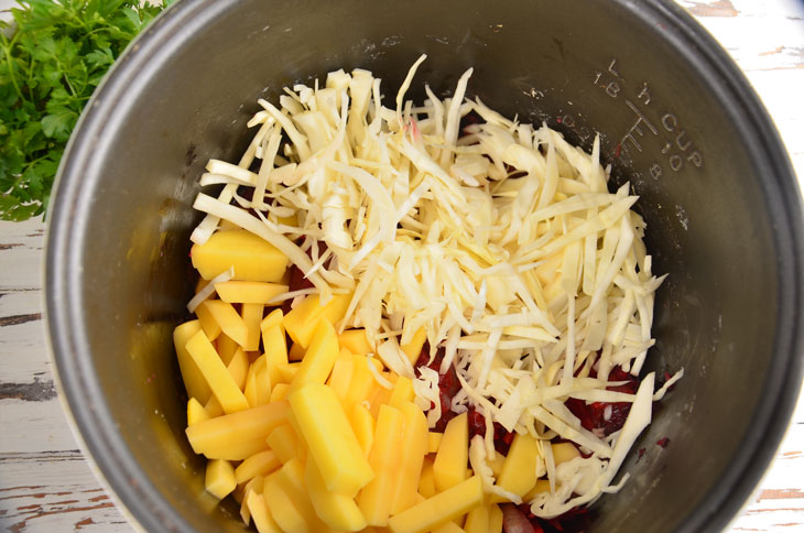 Borsch with turkey in a slow cooker - rich and fragrant