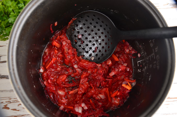 Borsch with turkey in a slow cooker - rich and fragrant