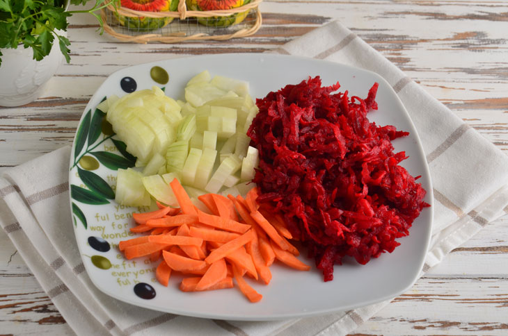 Borsch with turkey in a slow cooker - rich and fragrant