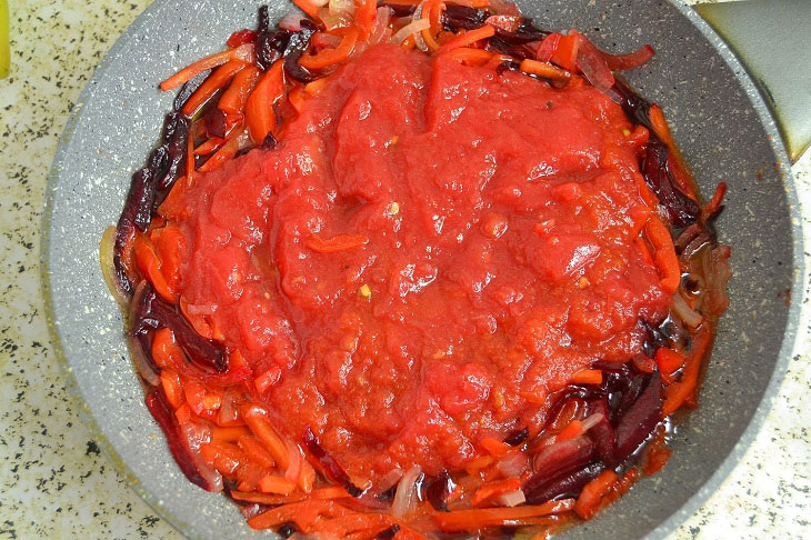 Borscht from summer vegetables with beets - very tasty and fragrant