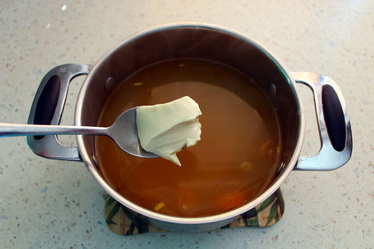 Pumpkin soup with chickpeas and cream cheese