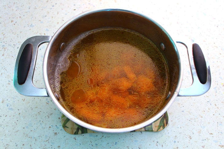 Pumpkin soup with chickpeas and cream cheese