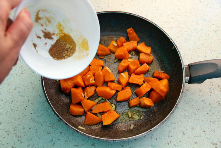 Pumpkin soup with chickpeas and cream cheese