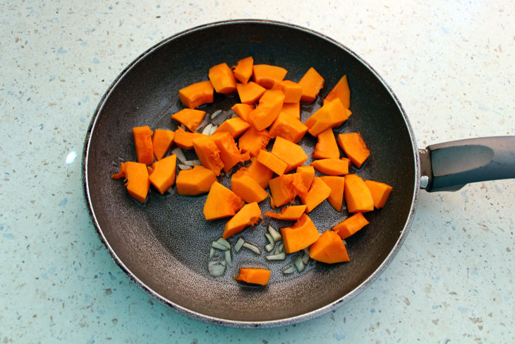 Pumpkin soup with chickpeas and cream cheese