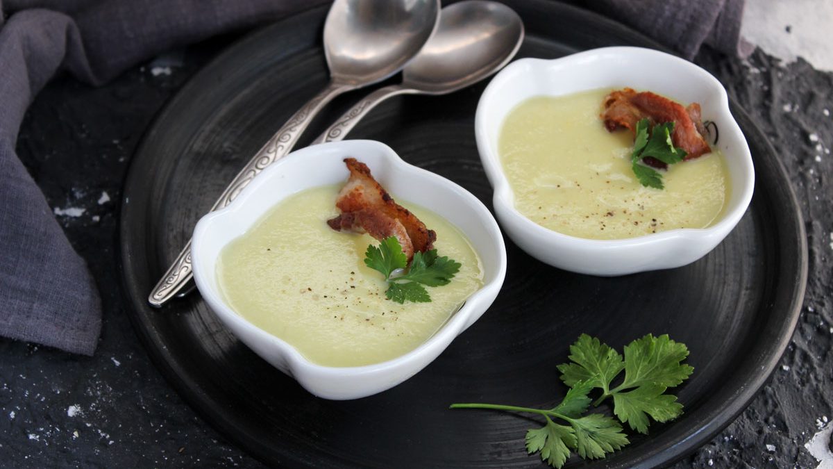 Creamy soup from young zucchini – tasty and tender