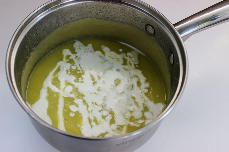 Creamy soup from young zucchini - tasty and tender