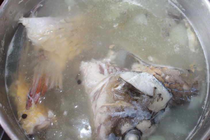 Ear from the head and tail of a carp - a step by step recipe with a photo