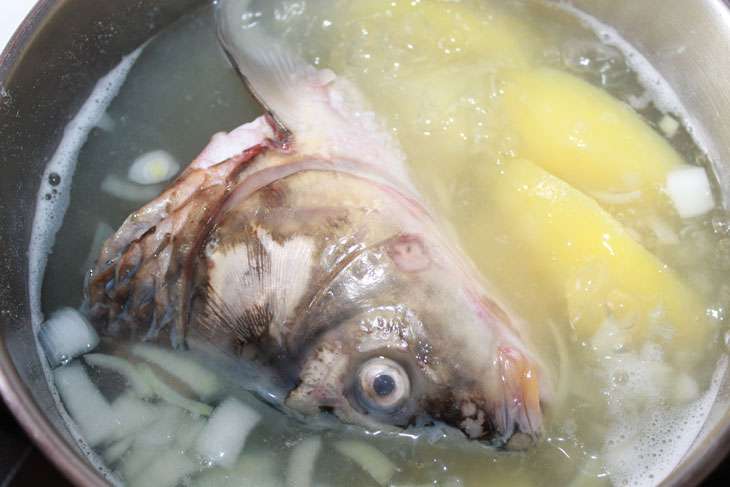 Ear from the head and tail of a carp - a step by step recipe with a photo