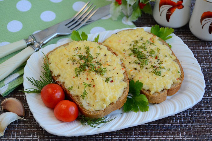 Garlic-cheese croutons - a delicious quick snack