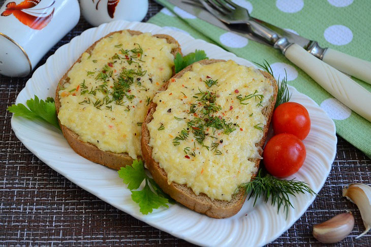 Garlic-cheese croutons - a delicious quick snack