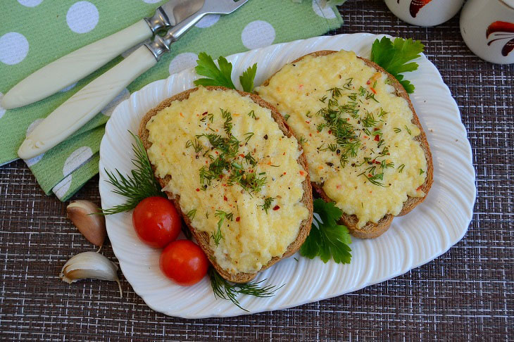 Garlic-cheese croutons - a delicious quick snack