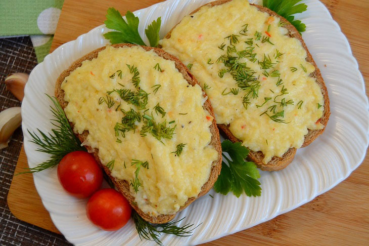 Garlic-cheese croutons - a delicious quick snack