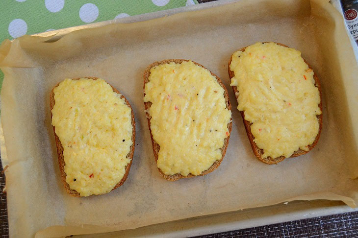 Garlic-cheese croutons - a delicious quick snack