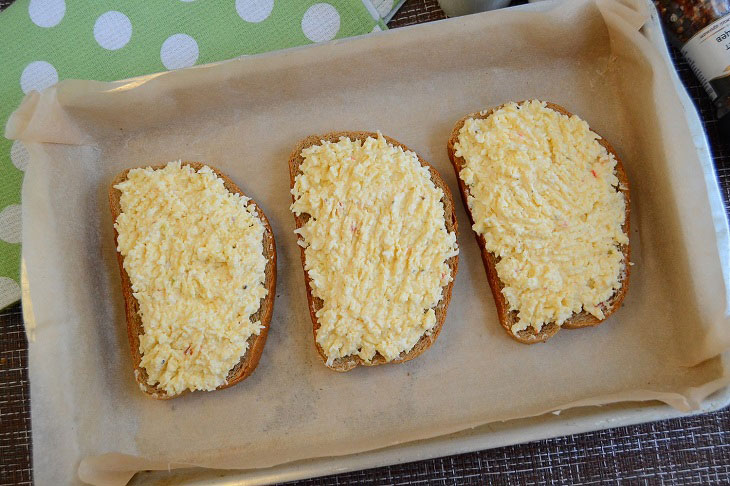 Garlic-cheese croutons - a delicious quick snack