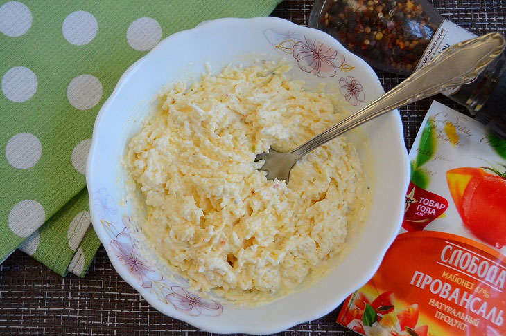 Garlic-cheese croutons - a delicious quick snack