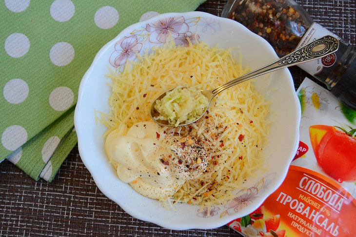 Garlic-cheese croutons - a delicious quick snack