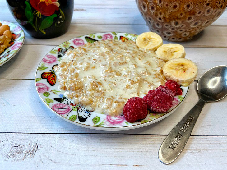 Caramel oatmeal porridge - delicious, simple and original