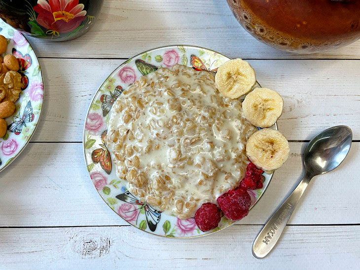 Caramel oatmeal porridge - delicious, simple and original