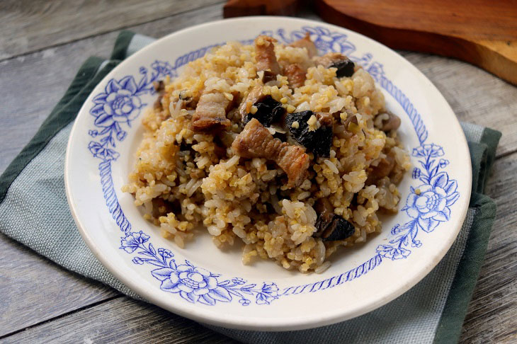 Porridge with millet and mushrooms - nutritious and aromatic