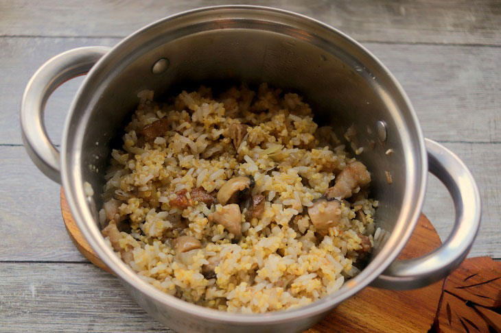 Porridge with millet and mushrooms - nutritious and aromatic