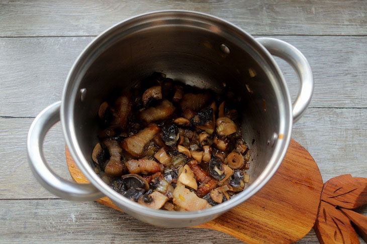 Porridge with millet and mushrooms - nutritious and aromatic