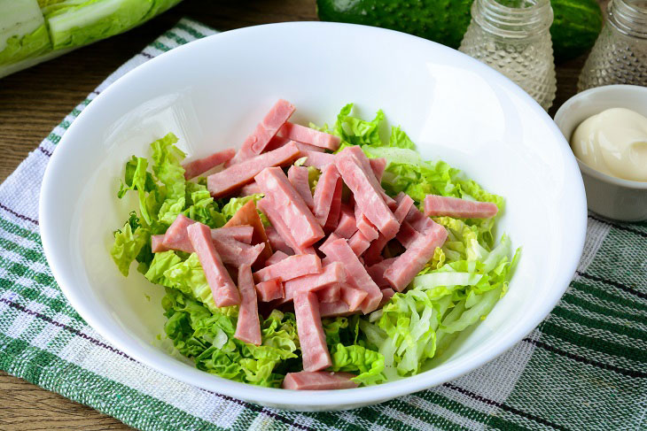 Salad "Skorospelka" with ham and Chinese cabbage - original and tasty