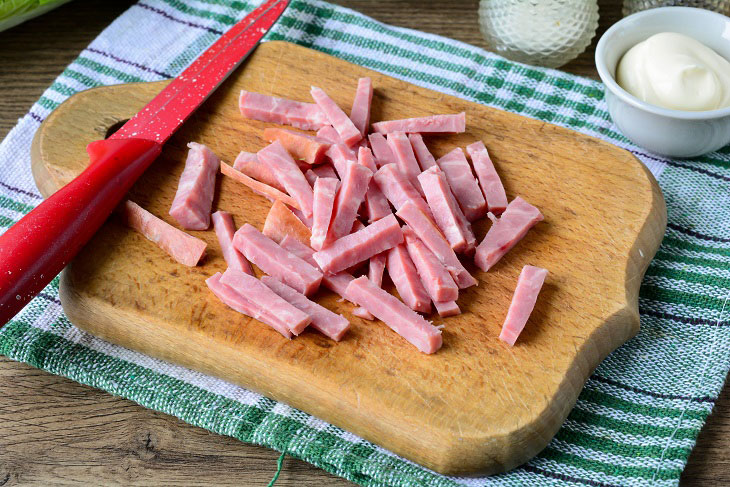 Salad "Skorospelka" with ham and Chinese cabbage - original and tasty