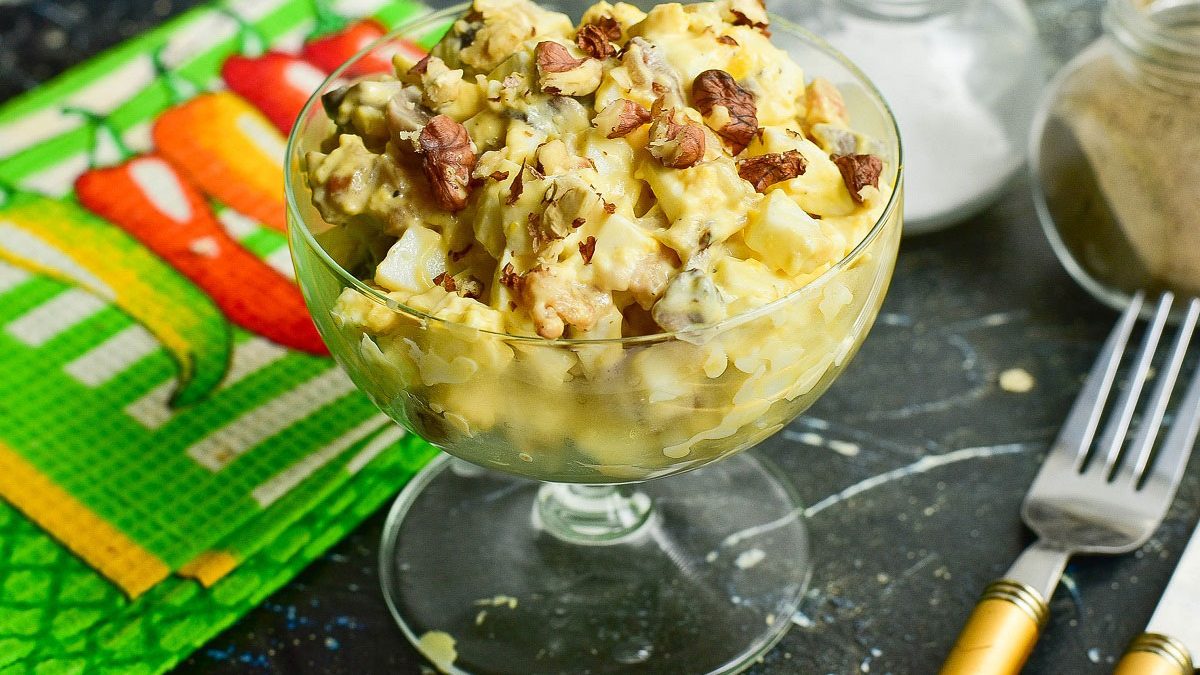Salad “Sherlock” with walnuts – delicious and original