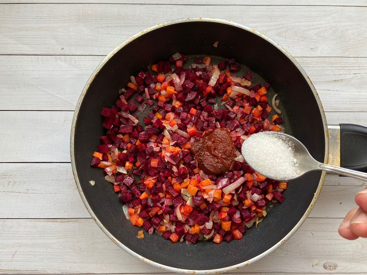 Borscht in a pot - an original and delicious recipe